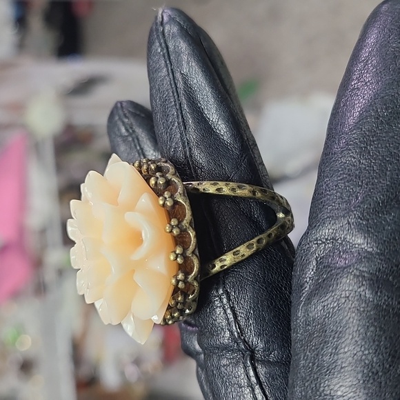 Elegant Floral Ring in Cream and Brasd Tone Size 7.25 - Picture 7 of 17